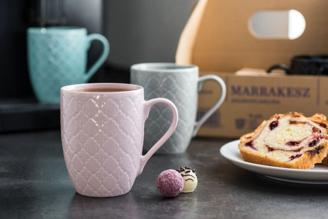 kubki ze wzorami, ciasto, czekoladki, talerz