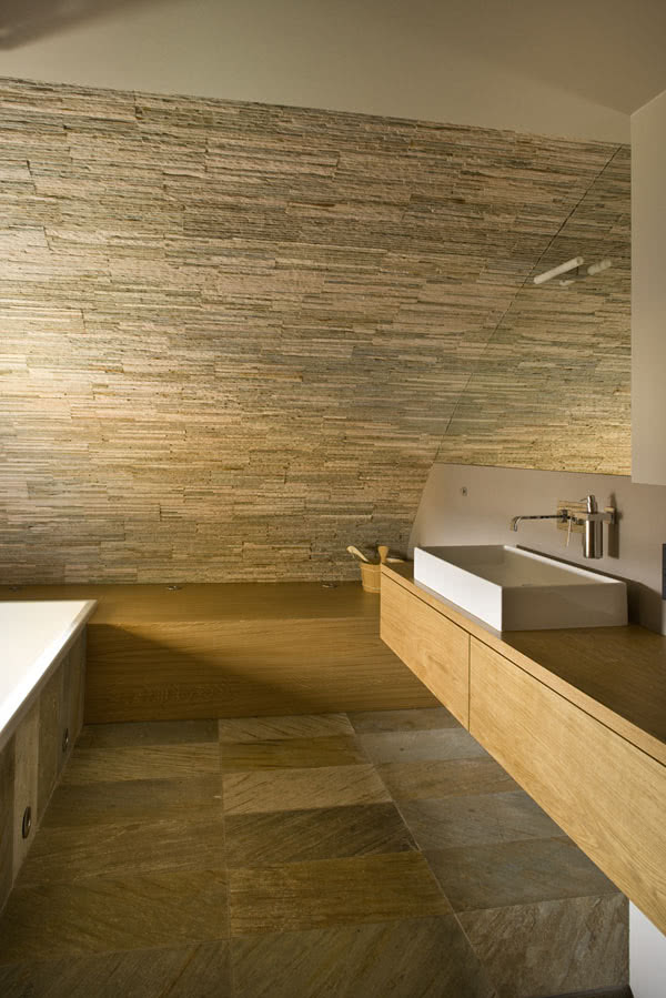 Łupek w łazience - naturalny na ścianie,...