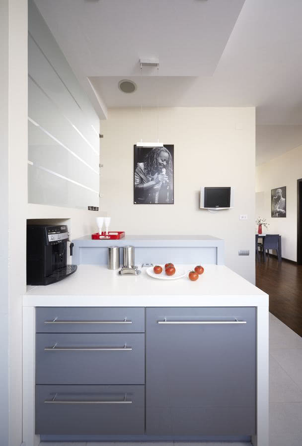 Wyspa kuchenna i przylegający do niej bar...