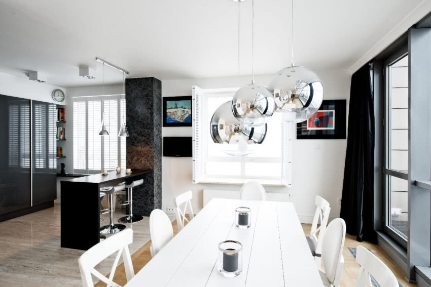 Stonowane barwy, w jakich są urządzone kuchnia i...