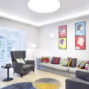 Kolorowe obrazy na ścianie ożywiają zdominowane...