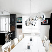 Stonowane barwy, w jakich są urządzone kuchnia i...