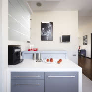 Szare wnętrza mieszkania w kamienicy w Krakowie