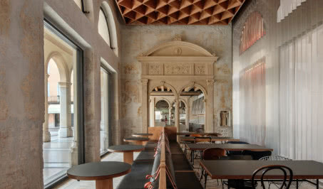 Kawiarnia w pałacu! Zobacz wnętrza, które przywróciły miastu jego tożsamość 