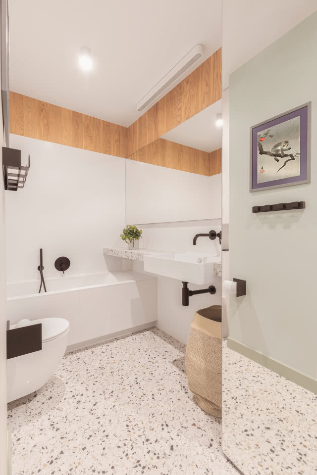 Łazienka z drewnem i lastryko