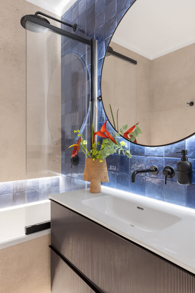 mała łazienka z wanną