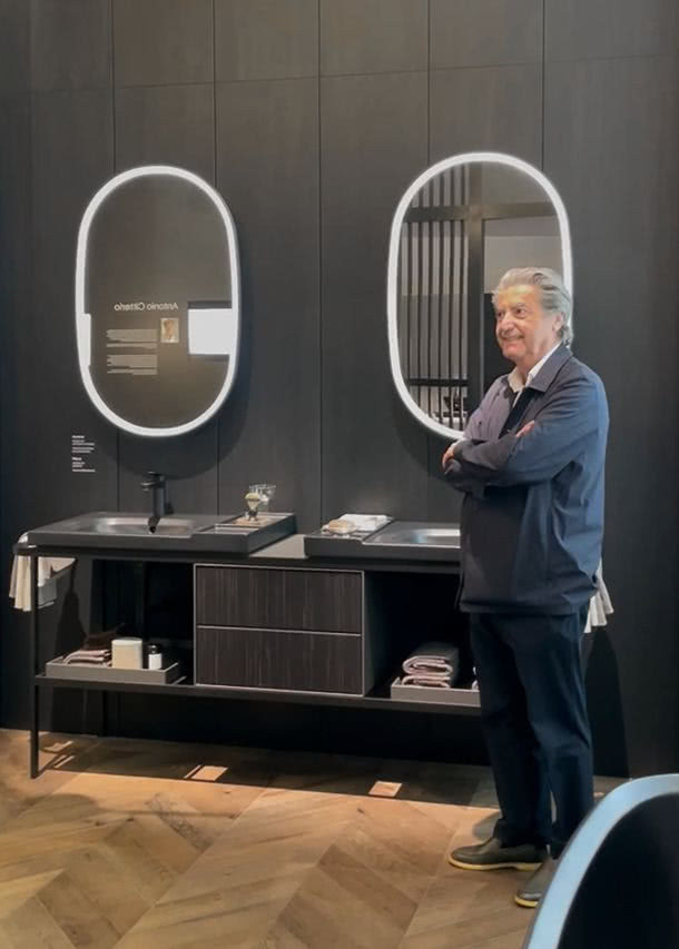 Antonio Citterio na stoisku Salone del mobile 2024, gdzie zadebiutowała seria łazienkowa Aurena. 