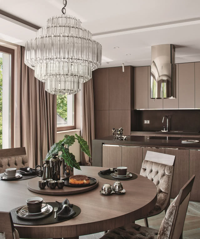 Kryształowy żyrandol w salonie