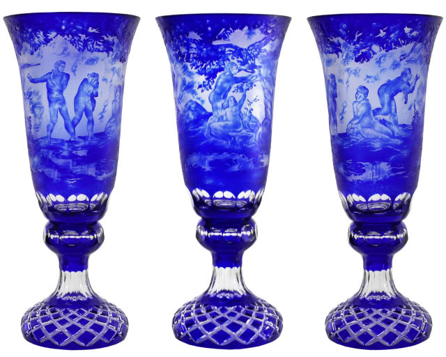 trzy kobaltowe wazony z grawerunkiem
