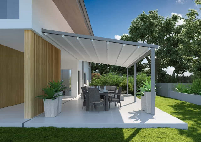 jasna pergola na aluminiowych słupach
