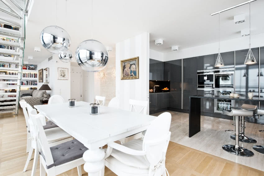 W kulistych lampach marki Tom Dixon odbija się...