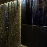 Prostą obudowę kominka wykonano ze szkła...