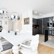 Stonowane barwy, w jakich są urządzone kuchnia i...