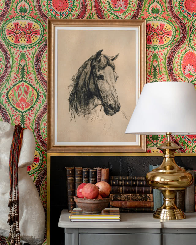 obraz z koniem nad komodą