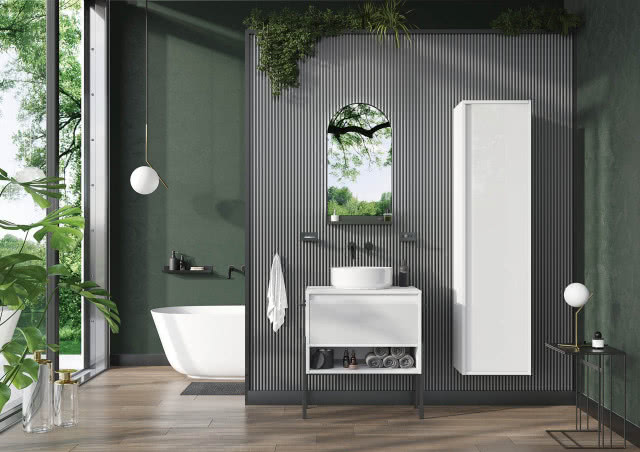 oliwkowe ściany, białe meble umywalkowe, biała umywalka, wanna wolnostojąca oświetlenie, czarne baterie, lustro stolik