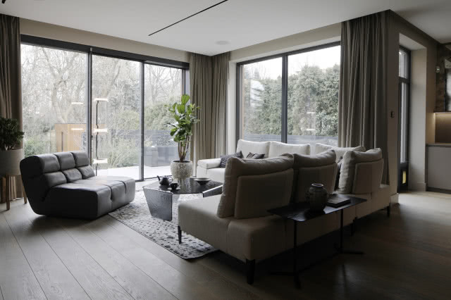 duży salon z przeszkleniami