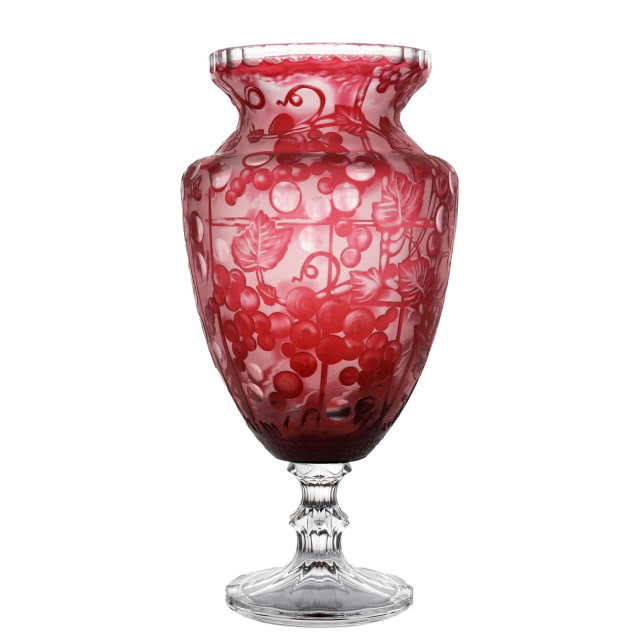 czerwony wazon na nóżce