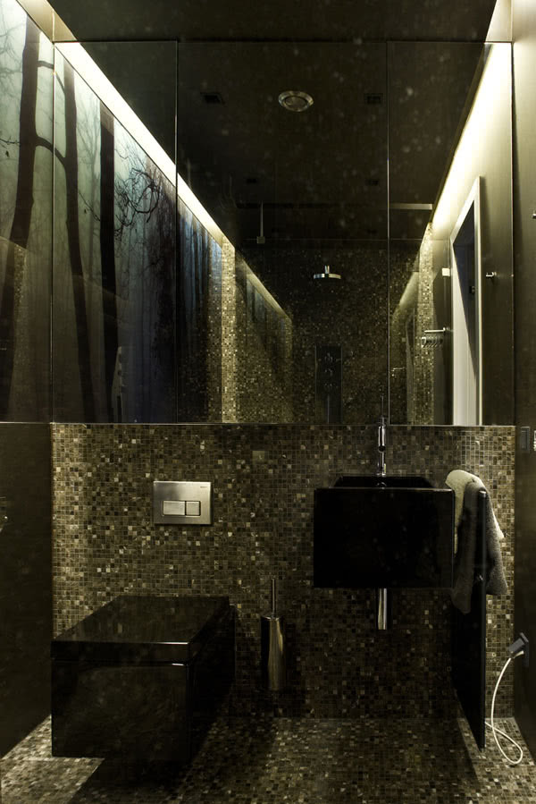 Odbity w lustrze ciemny las, tworzy niezwykły...