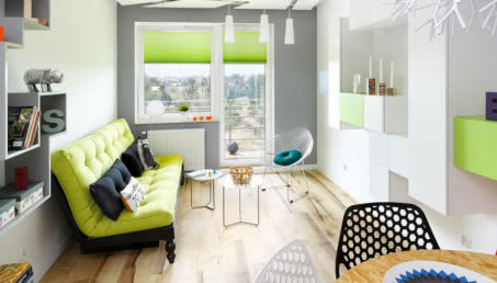 Czarna łazienka w kolorowym mieszkaniu