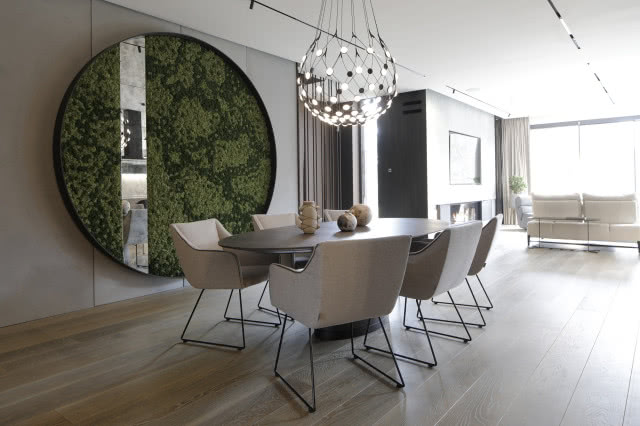 nowoczesna jadalnia z mchem na ścianie