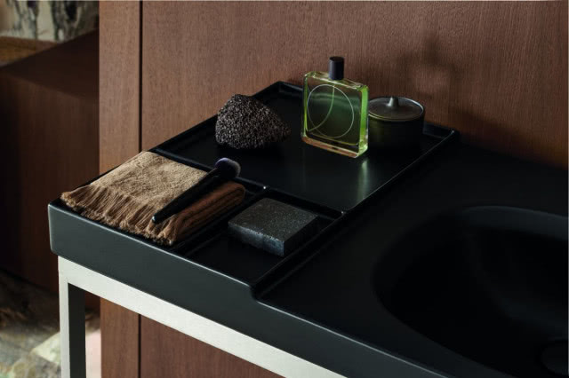 Idealnie proporcjonalna powierzchnia w strefie mycia: wykonane w całości z ceramiki i oddzielone od strefy mokrej, blaty toaletowe ze zintegrowanymi przegrodami i precyzyjnymi, eleganckimi konturami są idealne do uporządkowanego przechowywania akcesoriów łazienkowych. 