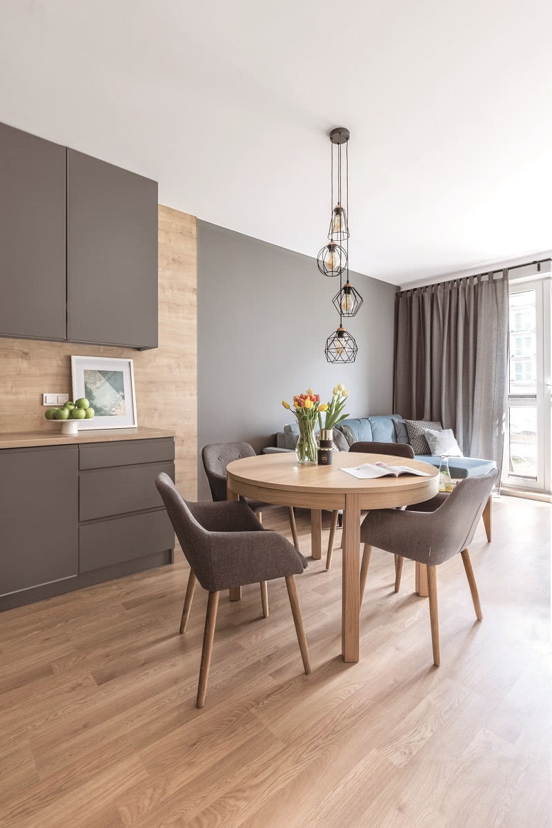 Naturalne drewno
na podłodze, jednej
ze ścian...