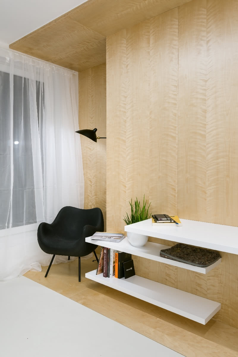 Obok biurka znalazło się miejsce na fotel do...