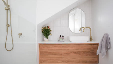 Brudne fugi? Wykorzystajcie ten 1 składnik z łazienkowej szafki. I nie chodzi o ocet