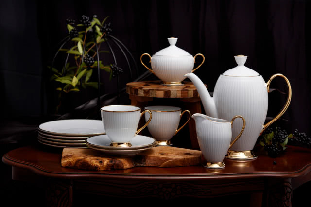 talerzyki, filiżanki, imbryk, cukiernica, dzbanek na nodze, spodek