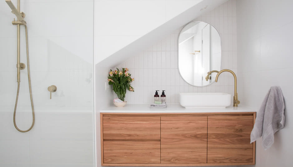 Brudne fugi? Wykorzystajcie ten 1 składnik z łazienkowej szafki. I nie chodzi o ocet