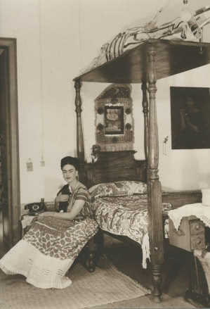 Frida Kahlo w swojej sypialni