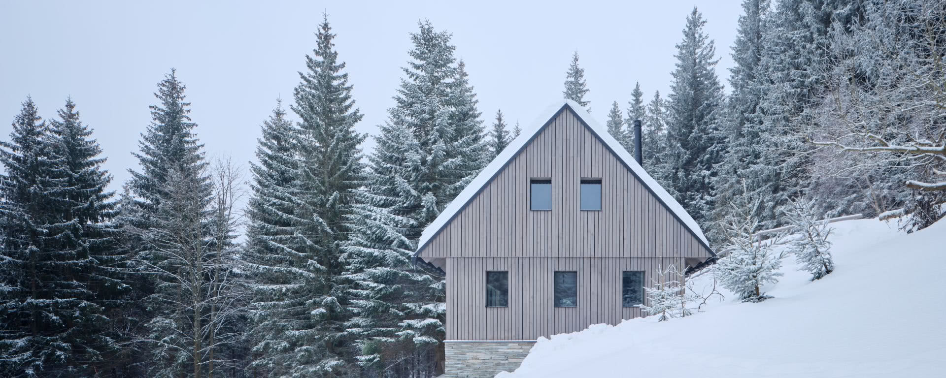 Alpejski dom w Karkonoszach - zbudowany w zgodzie z okoliczną architekturą