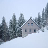 Alpejski dom w Karkonoszach - zbudowany w zgodzie z okoliczną architekturą