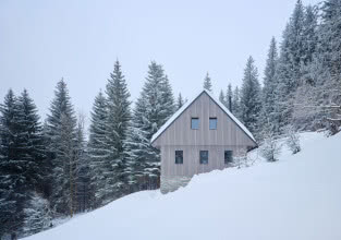 Alpejski dom w Karkonoszach - zbudowany w zgodzie z okoliczną architekturą