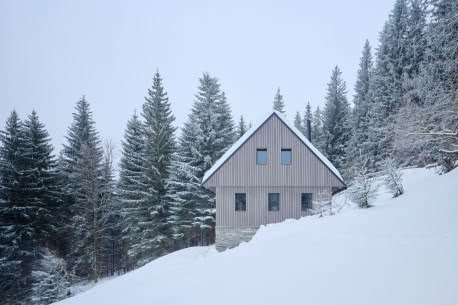 Alpejski dom w Karkonoszach - zbudowany w zgodzie z okoliczną architekturą