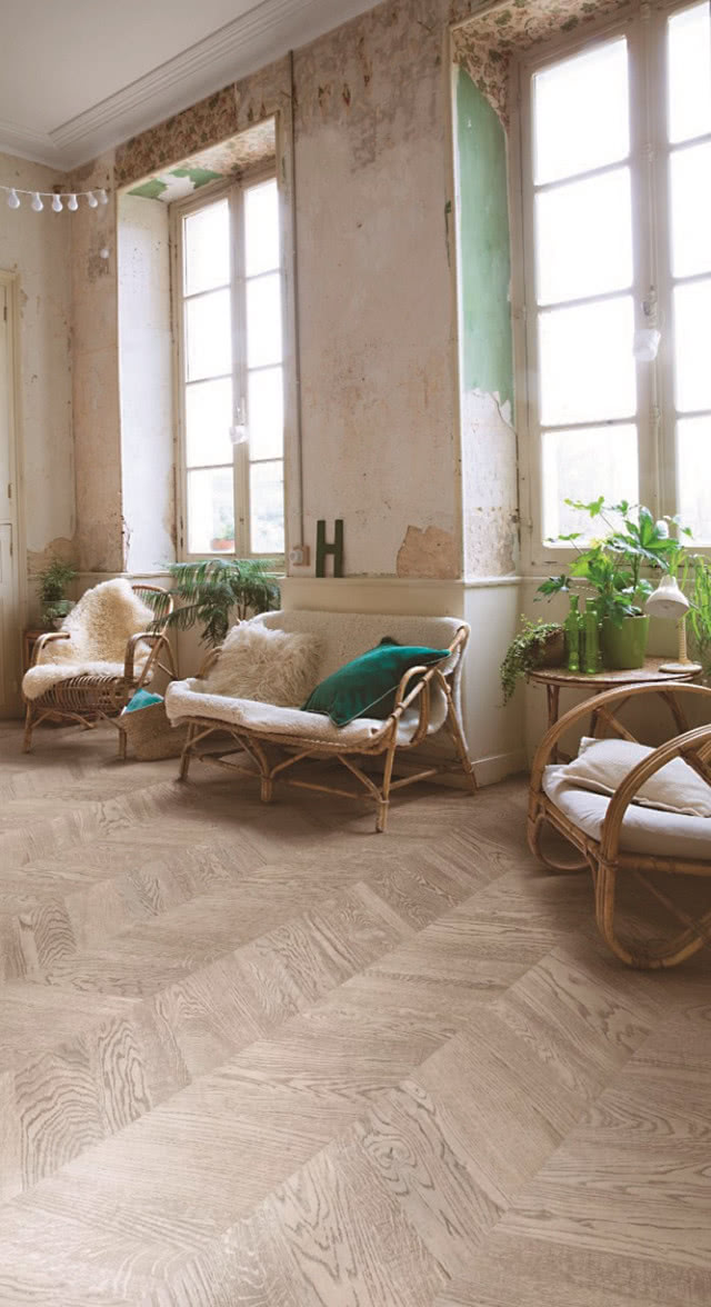 Podłoga drewniana z kolekcji
Intenso, wzór dąb industrialny ułożono w jodełke chevron