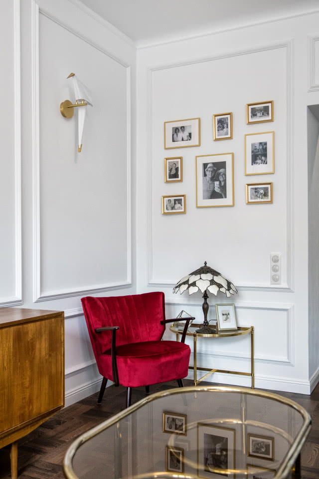 fotel vintage na tle białej ściany ze sztukaterią