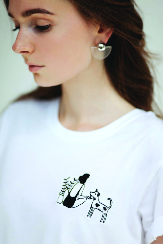 T-shirt Girl with a Cat,
bawełniana koszulka
z haftem projektu
Magdaleny Nowosadzkiej,
założycielki marki BELLE.