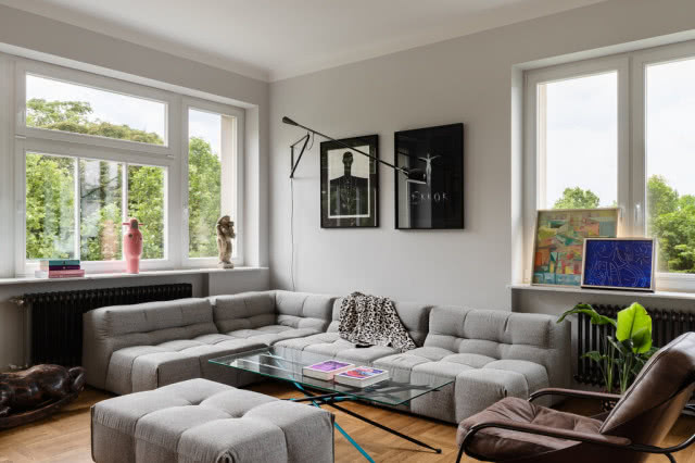 szara sofa w salonie