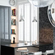 Stonowane barwy, w jakich są urządzone kuchnia i...