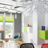 Czarna łazienka w kolorowym mieszkaniu