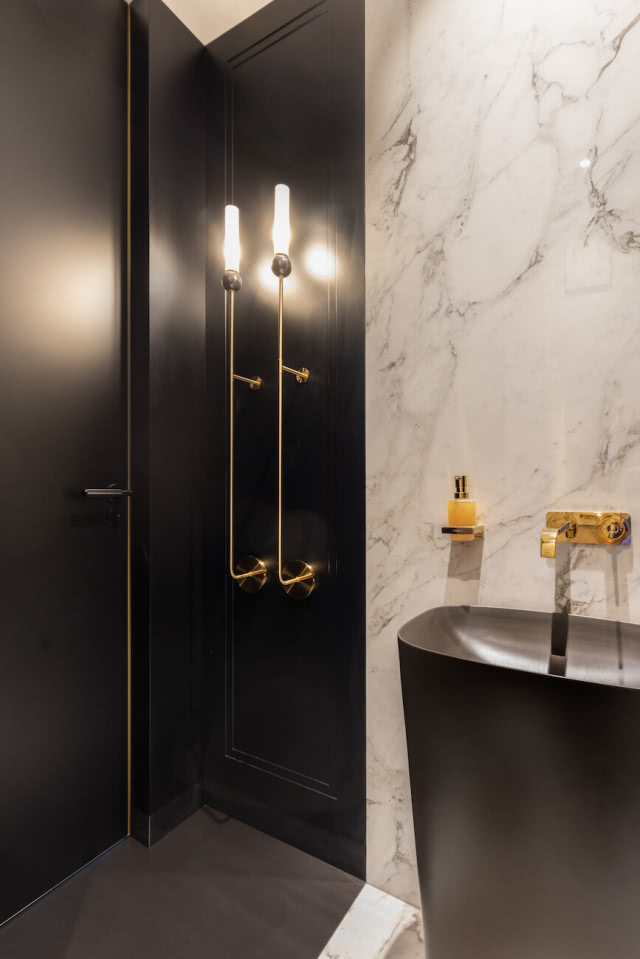 czarna ściana w łazience