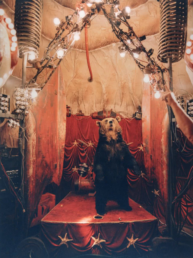 Sibylle Bergemann, „Niedźwiedzia Nora, Hildesheim 2000”, seria „Fabryka Marzeń”, wydruk pigmentowy