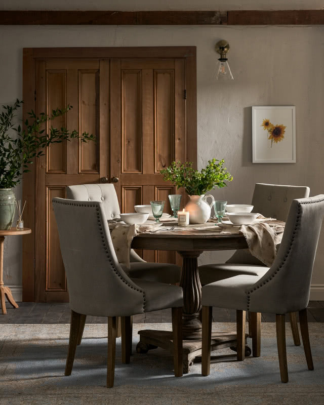 stół okrągły z eleganckimi krzesłami