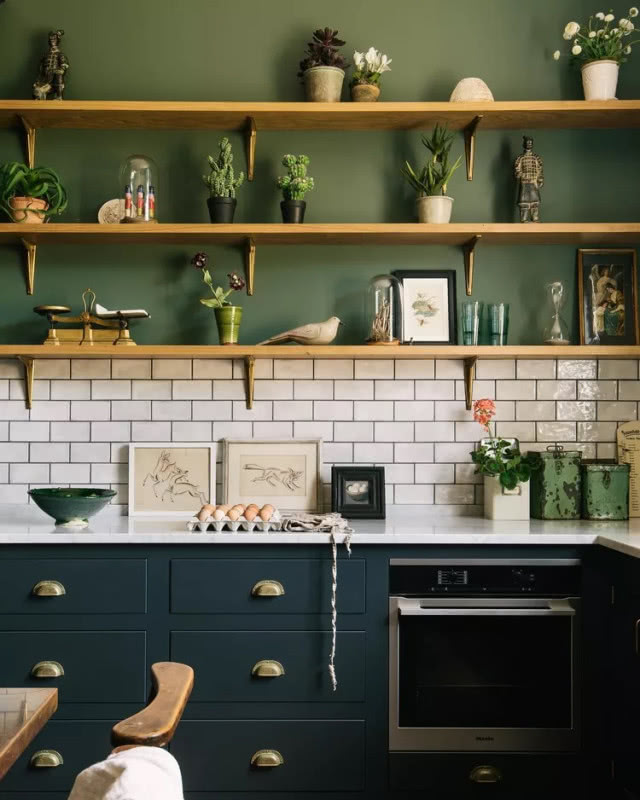 szafki na dole, półki nad nimi