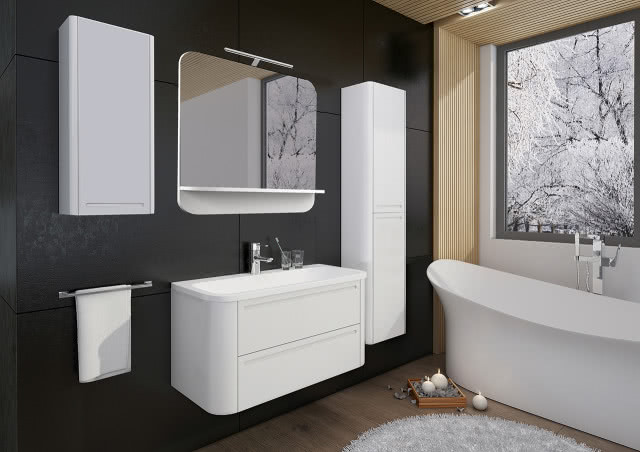 czarna ściana, białe meble łazienkowe, ręcznik, srebrna bateria, lustro, wanna wolnostojąca, dywan