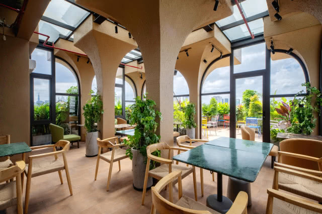 kawiarnia pod przeszklonym dachem