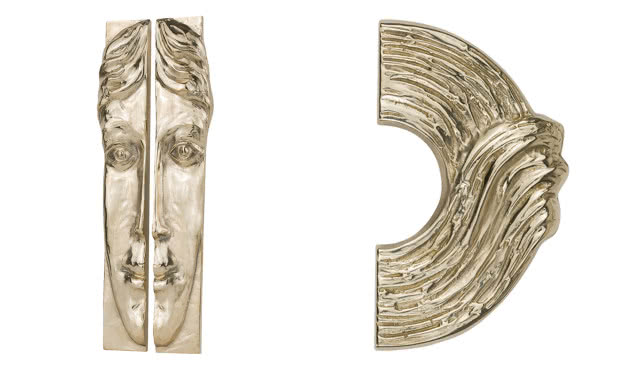 Na lewym zdjęciu Mosiężne uchwyty He XXL Left/Right (320x60x40 mm) - od 600 zł, na prawym zdjęciu Mosiężny uchwyt Rondo Art 0,5 XL (∅ 295x190x30 mm ) - od 650 zł.