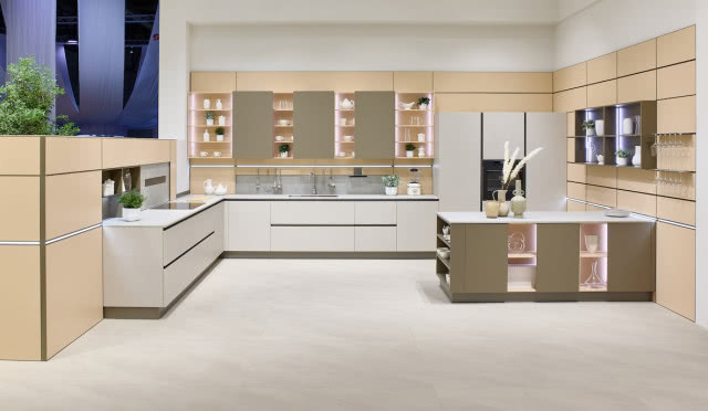 drewniane fronty kuchenne, wyspa kuchenna, płyta indukcyjna, piekarnik, zabudowana lodówka, półki