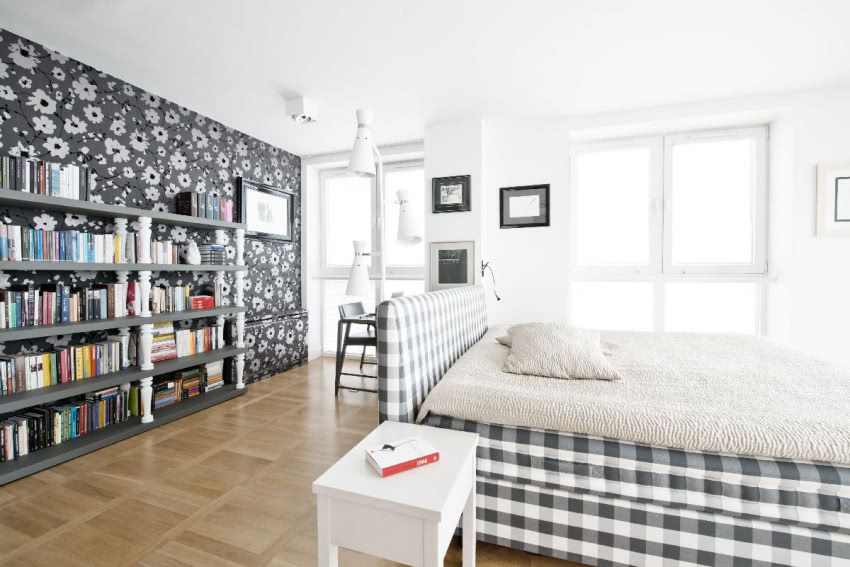 Kwiecista tapeta i regał z tralkami nadają...